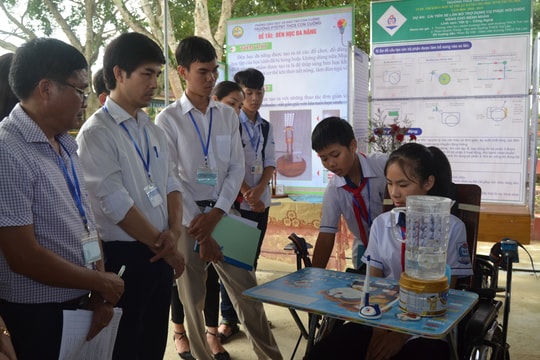 Nhóm học sinh Con Cuông đạt giải nhất với sáng chế cải tiến xe lăn