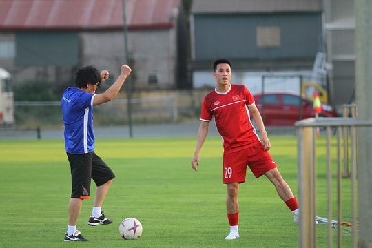 ĐT Việt Nam không có tiền vệ đánh chặn trận Malaysia?