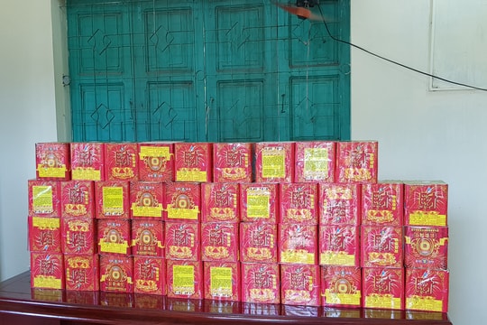 Phụ xe khách “ôm” 39 kg pháo từ Lào về bán kiếm lời