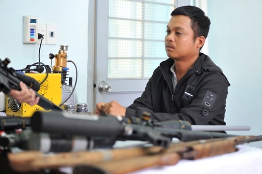 Thợ cắt tóc bị bắt cùng 4 khẩu súng tự chế và hàng trăm viên đạn