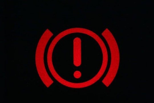 Thấy những đèn cảnh báo này trên ô tô, cần hết sức lưu ý