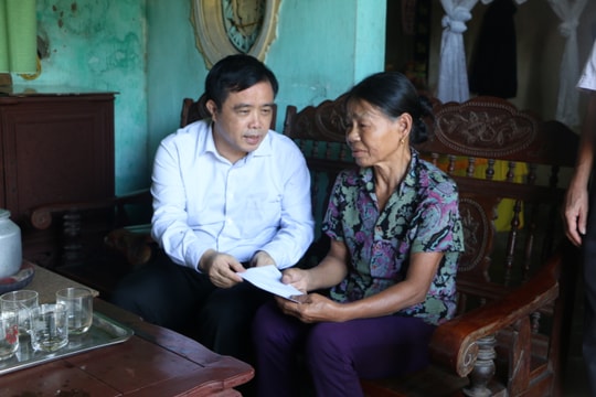 Phó Chủ tịch UBND tỉnh chia sẻ nỗi đau với 5 gia đình có nạn nhân bị tai nạn giao thông