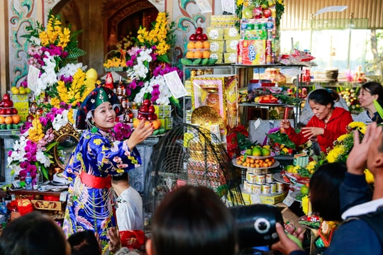 Về hội Đền Hoàng Mười xem hầu đồng