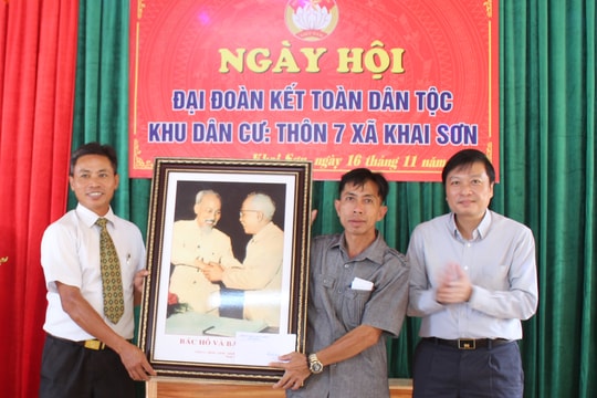Chủ nhiệm Ủy ban Kiểm tra Tỉnh ủy dự Ngày hội Đại đoàn kết tại Anh Sơn