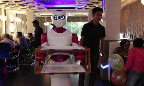 Nepal trình làng mẫu robot bồi bàn đầu tiên