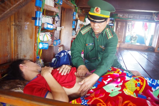 Tiếp nhận 10 thuyền viên và tàu cá gặp nạn