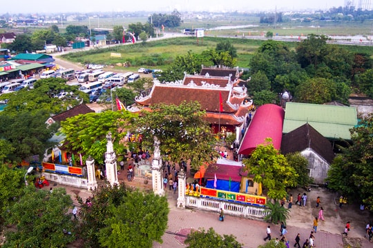 Hàng ngàn người dân và du khách về dự lễ hội Đền Hoàng Mười