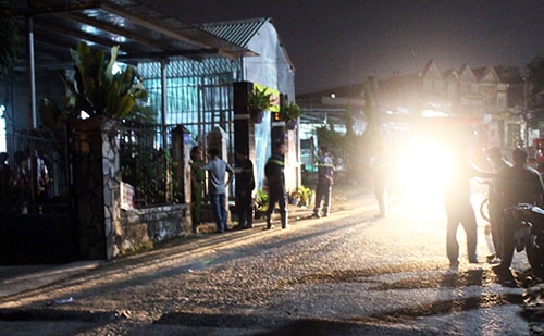 Người đàn ông tưới xăng khắp nhà, dọa sát hại vợ con