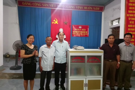 Chi bộ Ban Tuyên giáo Tỉnh ủy tặng sách tại Nam Đàn