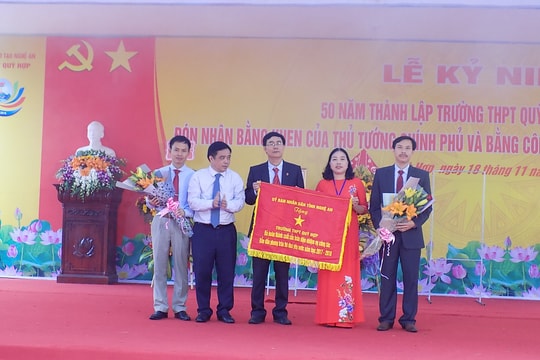 Trường THPT Quỳ Hợp đón Bằng công nhận trường chuẩn Quốc gia