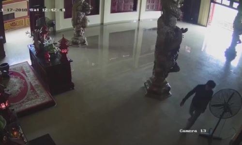 Sư trụ trì quật ngã tên trộm tiền công đức trong chùa