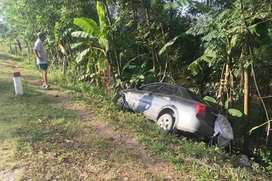 Nổ lốp trước, ô tô lao từ Quốc lộ 7 xuống vệ đường