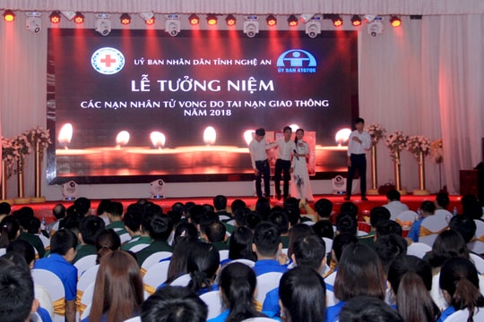 Cha mẹ, thầy cô phải là tấm gương chấp hành Luật Giao thông cho con trẻ