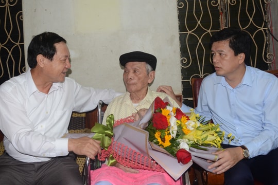 Phó Chủ tịch UBND tỉnh Lê Minh Thông thăm và chúc mừng các nhà giáo huyện Con Cuông