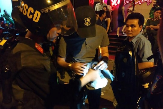 Ma túy vung vãi khắp nơi khi công an đột kích quán bar lúc 1h sáng, 