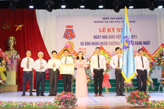 Trường Cao đẳng Văn hóa - Nghệ thuật Nghệ An đón nhận Huân chương Lao động hạng Nhất