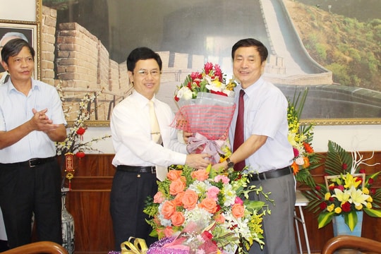 Phó Bí thư Thường trực Tỉnh ủy chúc mừng các nhà giáo tiêu biểu ở thành phố Vinh