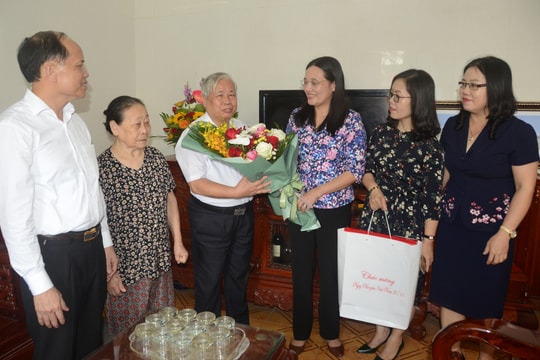 Lãnh đạo HĐND tỉnh thăm, chúc mừng các nhà giáo tiêu biểu