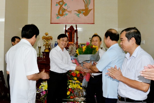 Phó Bí thư Tỉnh ủy Nguyễn Văn Thông chúc mừng các nhà giáo nhân dịp 20/11