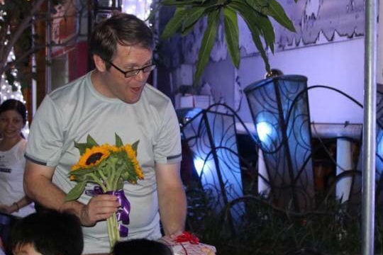 Giáo viên nước ngoài cảm động đón mừng ngày 20/11 ở Nghệ An 