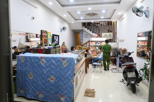 Táo tợn đập bể tủ kính tiệm vàng, lấy hàng chục sợi dây chuyền