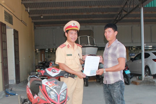 Trao trả xe máy cho người bị mất cắp cách đây 7 năm