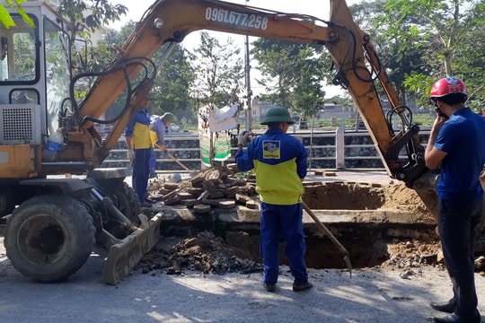 TP. Vinh xử lý hố sâu trên đường Phùng Chí Kiên