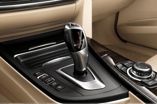 Làm gì để tránh đạp nhầm chân ga với chân phanh khi lái ô tô?