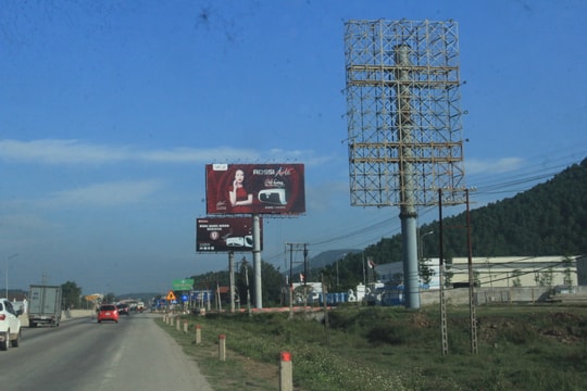 Nhiều bảng quảng cáo tấm lớn “đặt chui” ở Nghệ An