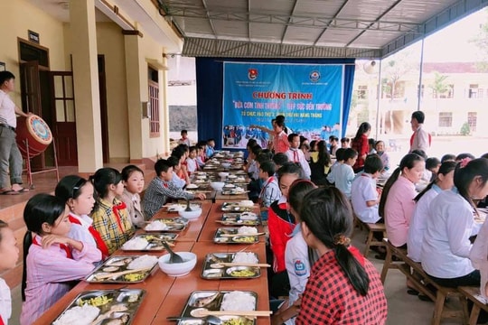 Ấm lòng những bữa cơm miễn phí tiếp bước đến trường