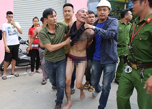 Video ghi cảnh nam thanh niên nghi ngáo đá ném con trai từ tầng 2 