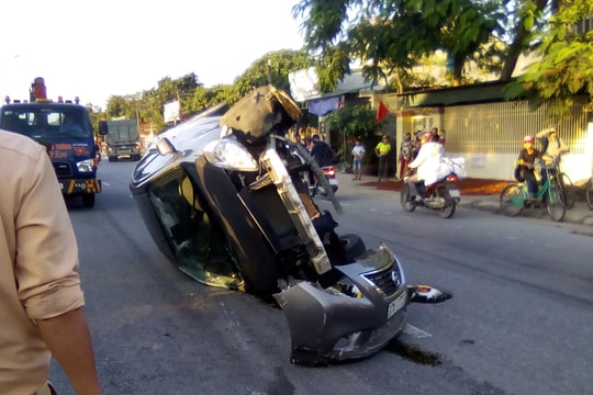 Đâm vào dải phân cách, xế hộp nát đầu phơi bụng trên Quốc lộ