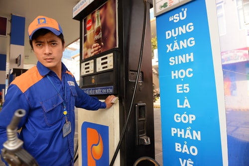 Giá xăng tiếp tục giảm mạnh