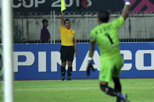 Bằng chứng khẳng định trọng tài biên người Thái Lan mắc sai sót nghiêm trọng