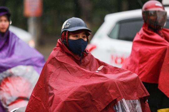 Người dân thành Vinh trong gió lạnh đầu mùa