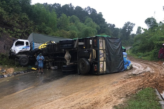 Xe tải lật nhào sau cú đâm trên dốc cua, tài xế thoát nạn