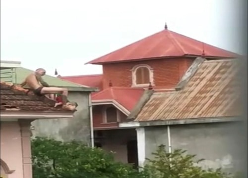 Người đàn ông nghi ngáo đá ném con sẽ bị truy tố những tội gì?