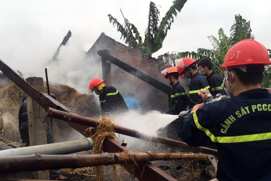 Khống chế cháy tại nhà chứa rơm