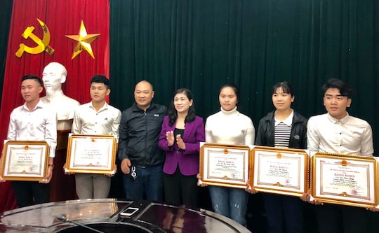 Trao Bằng khen của UBND tỉnh cho 4 HLV và 17 VĐV đạt thành tích cao