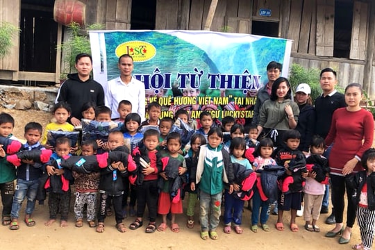 Hội đồng hương Nghệ An ở Nhật Bản trao quà cho học sinh nghèo tại Kỳ Sơn