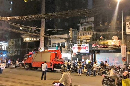 Sập giàn giáo trong đêm, 2 người thương vong