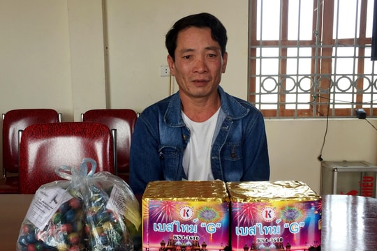 Bộ đội biên phòng bắt giữ người đàn ông đưa pháo đi bán