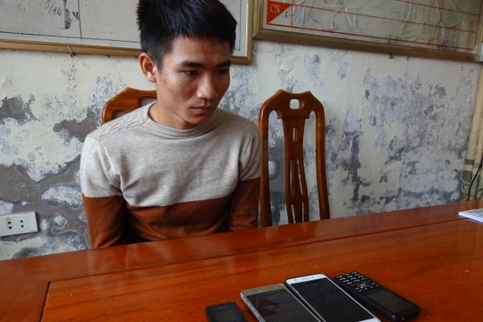 2 thanh niên chuyên cướp điện thoại người đi đường