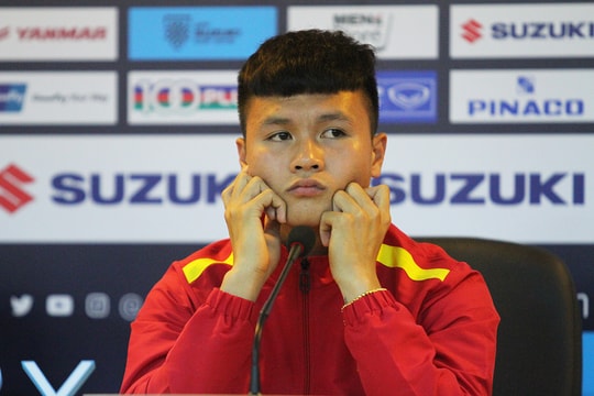 Biểu cảm lạ của Quang Hải khi thầy Park “phản pháo” HLV Myanmar