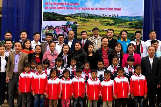 Nhóm thiện nguyện “Niềm tin” trao 100 triệu đồng và áo ấm cho học sinh Kỳ Sơn