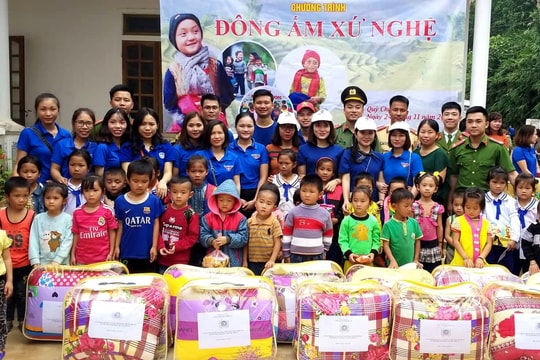 Trao tặng quà, áo ấm mùa đông cho học sinh miền núi 