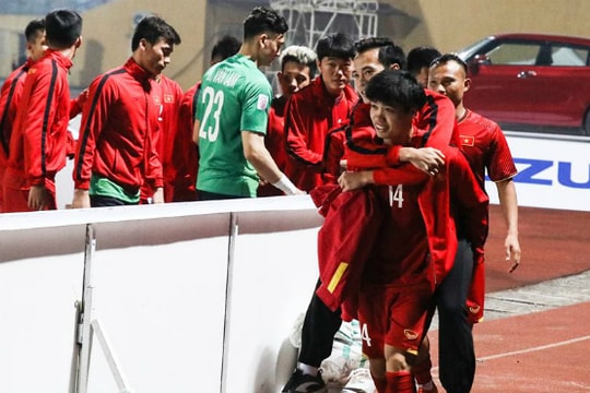 HLV Park cử người 'do thám' Thái Lan, bầu Đức đưa Văn Toàn sang Hàn Quốc chữa trị