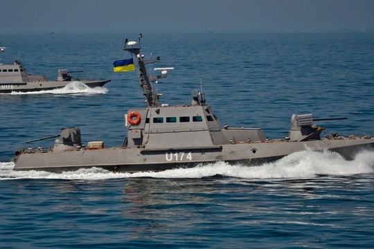 Ba tàu chiến Ukraina vượt qua biên giới Nga