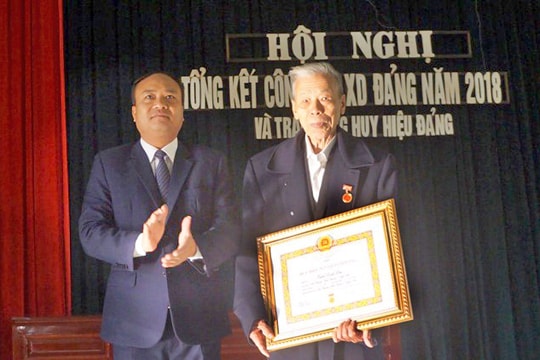 Yên Thành: Trao tặng Huy hiệu Đảng cho đảng viên lão thành