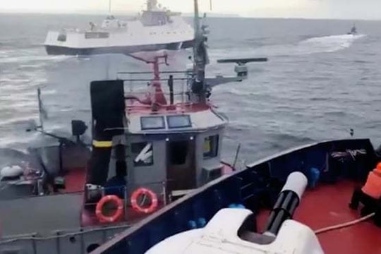 Xem tàu chiến Nga rượt đuổi, tấn công tàu Ukraina